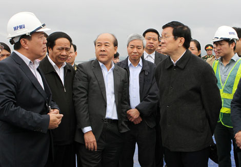 Chủ tịch nước Trương Tấn Sang trao đổi với các đơn vị, nhà thầu tham gia thi công Cảng cửa ngõ quốc tế Hải Phòng - Cảng Lạch Huyện tại huyện Cát Hải