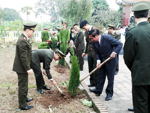 Đoàn thanh niên CATP trồng cây xanh tại nghĩa trang liệt sỹ xã Xuy Xá, Mỹ Đức, Hà Nội