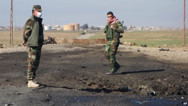 Nhiều chiến binh quân đội người Kurd đã cảm thấy bị khó thở sau cuộc tấn công của các chiến binh IS gần thành phố Irbil. Ảnh: AP.
