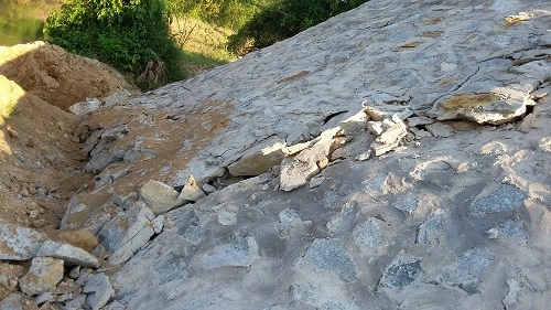 Quanh mố cầu, từng mảng đá lớn đã bị sụt lún, vỡ toác, vết nứt kéo dài