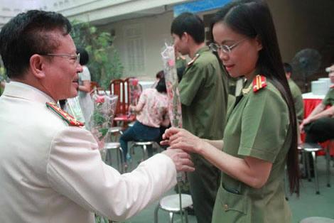 Đại tá Nguyễn Hồng Thái, Tổng biên tập Nhà Xuất bản CAND tặng hoa cho nữ chiến sĩ