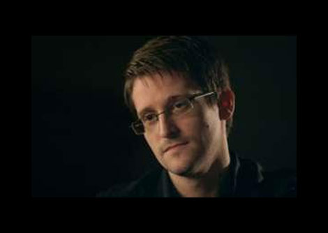Edward Snowden trả lời phỏng vấn trong chương trình Panorama của đài BBC qua cầu truyền hình trực tiếp từ thủ đô Moskva của Nga. (Ảnh: AP).