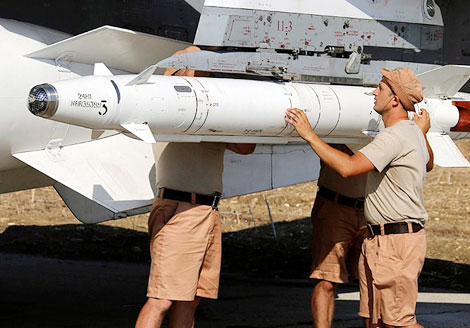 Chuẩn bị vũ khí cho máy bay chiến đấu của Nga ở Latakia trước khi tiến hành không kích. Ảnh: EPA.