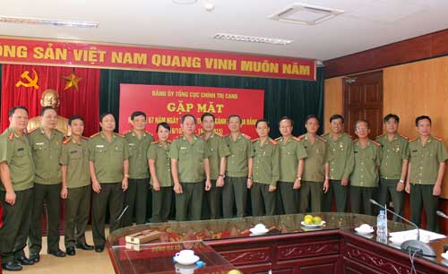 Thiếu tướng Nguyễn Thanh Nam cùng các đại biểu tại buổi gặp mặt.