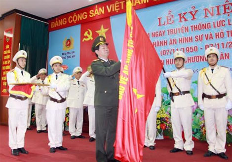 Bộ trưởng Trần Đại Quang gắn Huân chương Quân chương Quân công hạng Nhất lên Cờ truyền thống của lực lượng Cảnh sát THAHS & HTTP.