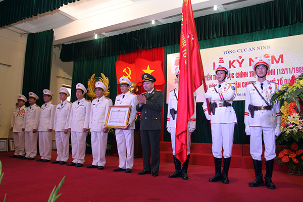 Thứ trưởng Tô Lâm trao Huân chương Bảo vệ Tổ quốc hạng Nhì tặng Cục Chính trị An ninh