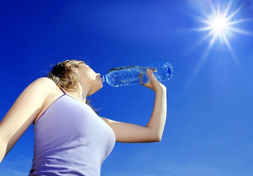 Với người lao động chân tay, mùa nóng có thể ra nhiều mồ hôi, do đó cần uống đủ nước.