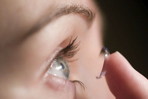 Lens hay kính áp tròng được xem là thiết bị y tế, dùng điều chỉnh các tật khúc xạ của mắt, điều trị một số bệnh nhãn khoa hoặc dùng để đáp ứng nhu cầu thẩm mỹ. 