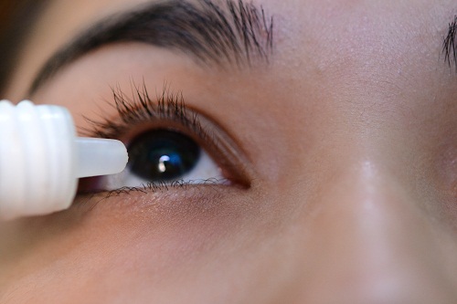Khi sử dụng thuốc nhỏ mắt, cần tháo kính ra khoảng 30 phút cho thuốc có đủ thời gian ngấm vào niêm mạc mắt rồi mới đeo lại.