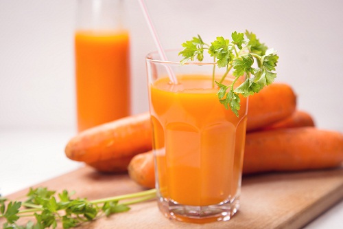 Bổ sung các loại thực phẩm giàu vitamin A như cà rốt trong chế độ ăn uống có thể ngăn ngừa tình trạng thiếu hụt vitamin A dẫn tới mù lòa.