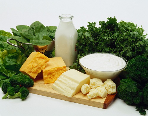 Những thức ăn giàu canxi bao gồm sữa tách béo, pho mát, rau bina, đậu phụ, cá hồi, cá mòi, sữa chua và kem.