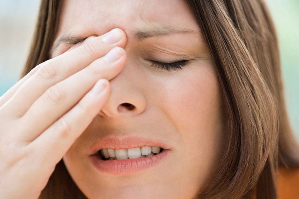 Nhỏ thuốc muối nhiều lần trong ngày vào mũi có tốt không?