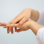 Tê tay – triệu chứng cảnh báo nhiều bệnh