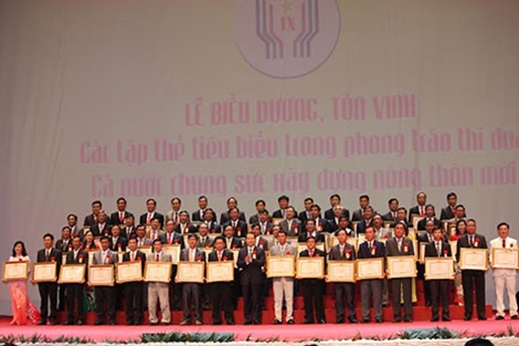Phó Thủ tướng Vũ Văn Ninh trao Bằng khen của Thủ tướng Chính phủ tặng 60 xã nông thôn mới tiêu biểu. 