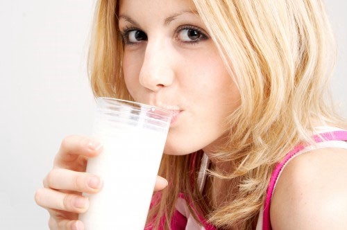 Uống sữa trước khi ngủ là bí quyết giảm cân của nhiều chị em 