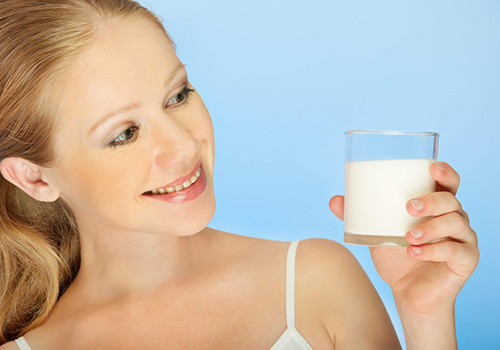 Phụ nữ phương Tây tin rằng sữa bò có khả năng giảm cân thần kỳ