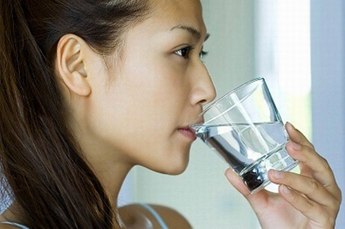 Uống đủ nước là cách ngăn ngừa ngực chảy xệ
