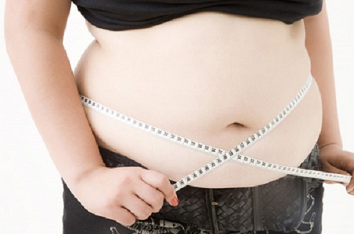 Mỡ thừa thường tích tụ khi cơ thể tăng cân và tập trung chủ yếu ở vùng bụng. 