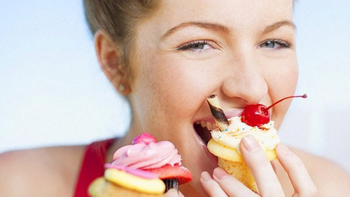Ăn nhiều đồ ngọt làm tăng isulin, cùng là tác nhân khiến lông mọc nhiều hơn