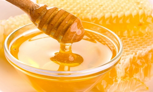 Mật ong kết hợp với chanh cũng là cách hiệu quả