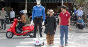 Robot sẽ giúp dẫn người qua đường và cảnh báo dừng xe nhất là cho người cao tuổi